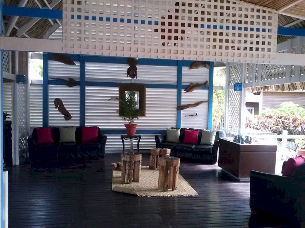 Las Palmas Beach Hotel Dixon Cove Exterior photo