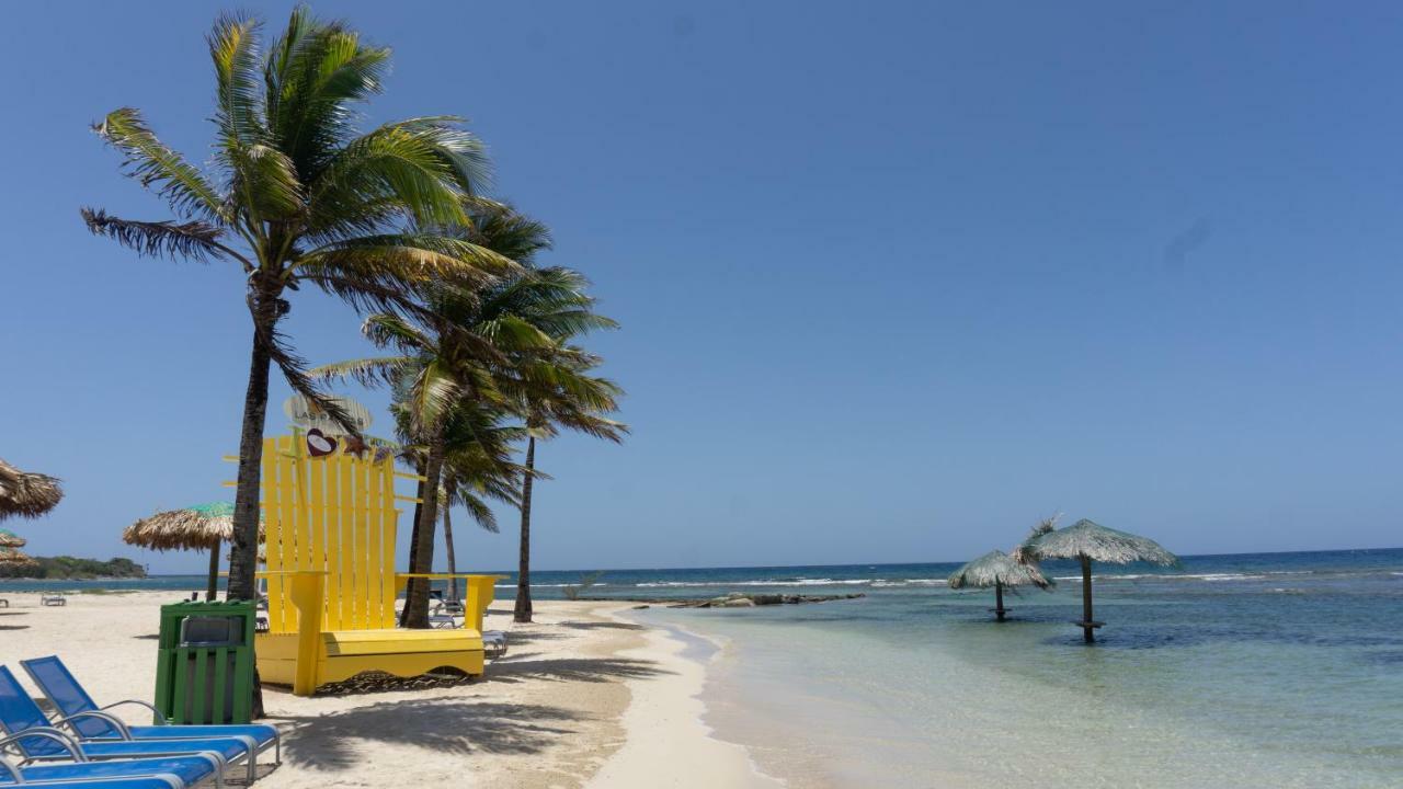 Las Palmas Beach Hotel Dixon Cove Exterior photo